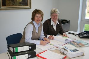 Die Auditorin Dr. Susanne Lehnert (li.) und die Qualitätsbeauftragte der GFS Anne Thiede überprüfen die Qualitätsaufzeichnungen