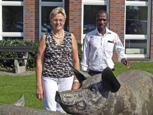 Besuch aus Uganda: Denis Kabiito, landwirtschaftlicher Berater der Caritas Kasanaensis (im Bild mit GFS-Geschäftsführerin Annette Niggemeyer), informierte sich bei der GFS in Ascheberg über Struktur und Organisation der Genossenschaft, über Bestellwesen und Logistik, Produktionsabläufe und die diversen Serviceleistungen. (Foto: L. Richard)