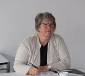 Nach den Stationsbesuchen überprüft Dr. Susanne Lehnert die Stationsbesuchen die Dokumentation der Prozesse und Arbeitsabläufe.