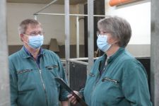 Coronakonform im Audit. Helmut Danker erläutert der Auditorin Dr. Susanne Lehnert die Abläufe im Eberstall in Schillsdorf.