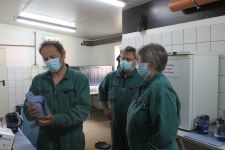 Die Hygienemaßnahmen bis zur Befüllung der Rohrpost zur Versendung des Spermas in das Labor zeigt Klaus Leye (l) auf.